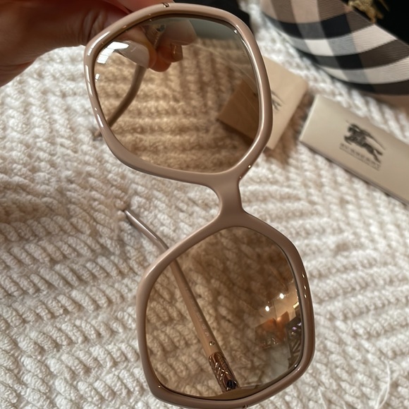 Burberry sunglasses in Beige - Picture 8 of 8